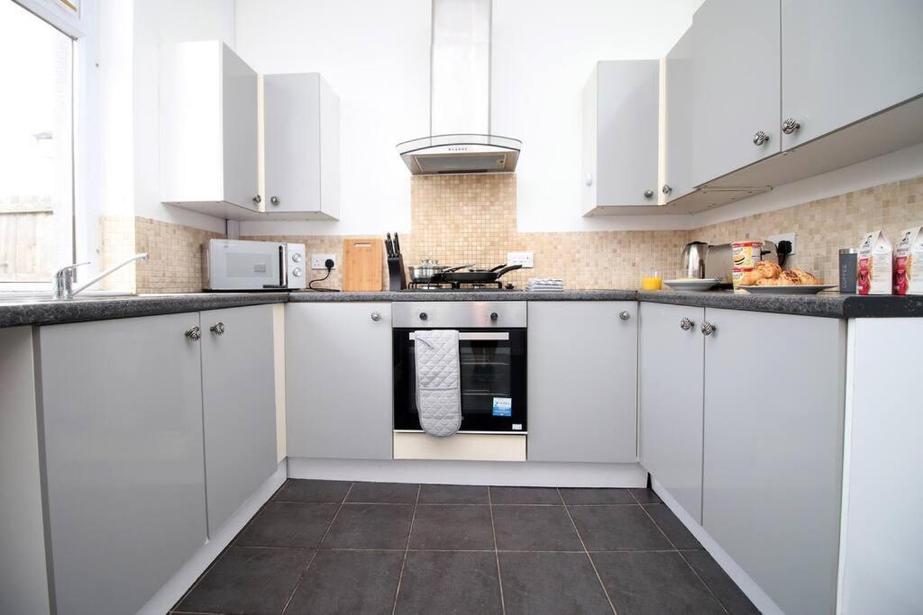 Holiday House For 7 Guests, Free Wi-Fi & Self Check-In Explore Newport Villa Kültér fotó