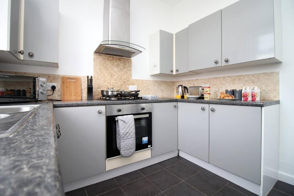 Holiday House For 7 Guests, Free Wi-Fi & Self Check-In Explore Newport Villa Kültér fotó