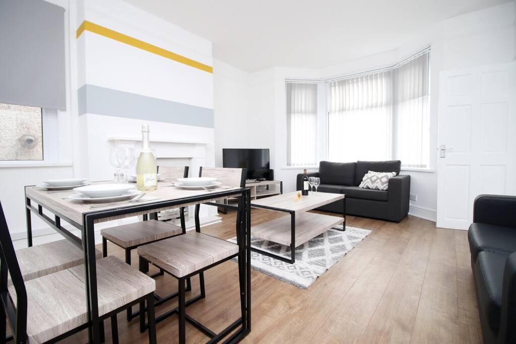 Holiday House For 7 Guests, Free Wi-Fi & Self Check-In Explore Newport Villa Kültér fotó