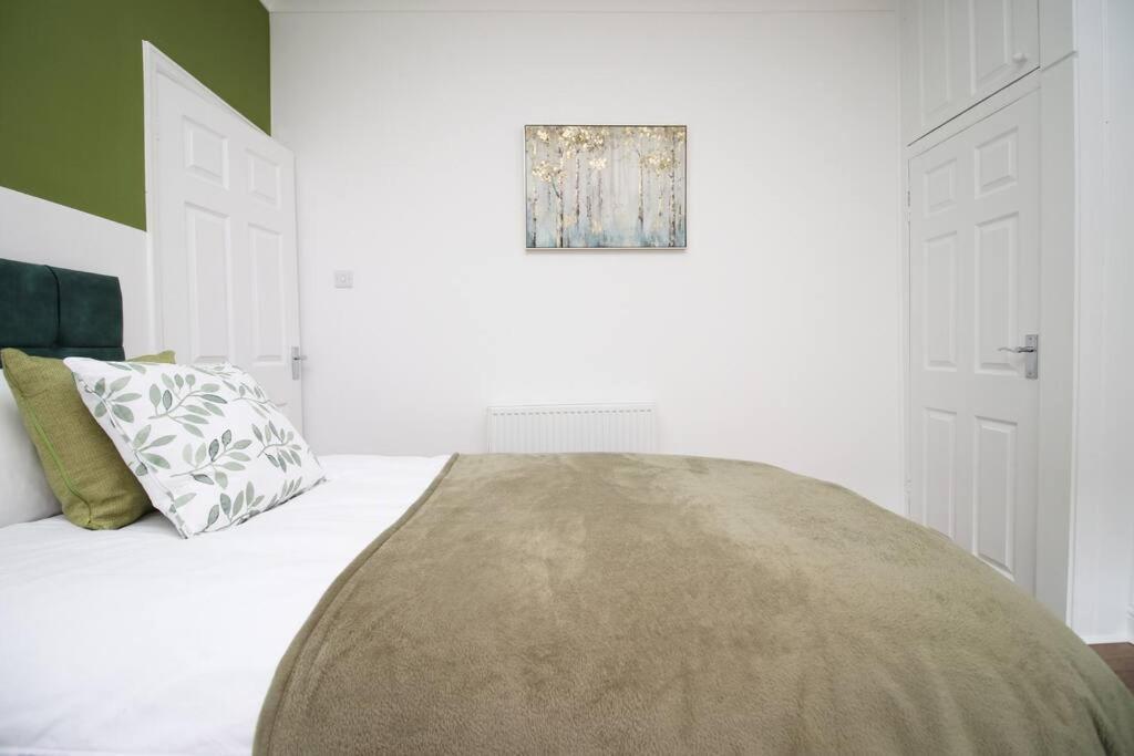 Holiday House For 7 Guests, Free Wi-Fi & Self Check-In Explore Newport Villa Kültér fotó