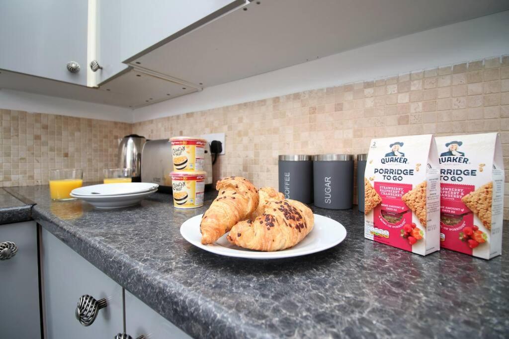 Holiday House For 7 Guests, Free Wi-Fi & Self Check-In Explore Newport Villa Kültér fotó