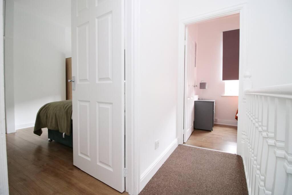 Holiday House For 7 Guests, Free Wi-Fi & Self Check-In Explore Newport Villa Kültér fotó