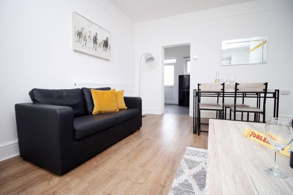 Holiday House For 7 Guests, Free Wi-Fi & Self Check-In Explore Newport Villa Kültér fotó