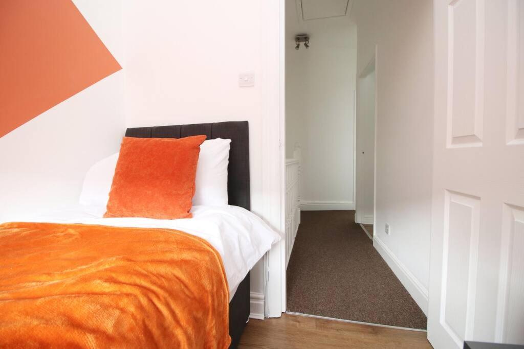 Holiday House For 7 Guests, Free Wi-Fi & Self Check-In Explore Newport Villa Kültér fotó