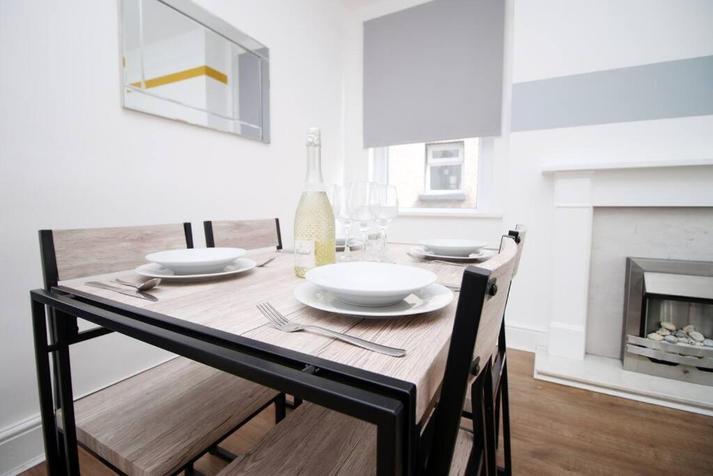 Holiday House For 7 Guests, Free Wi-Fi & Self Check-In Explore Newport Villa Kültér fotó