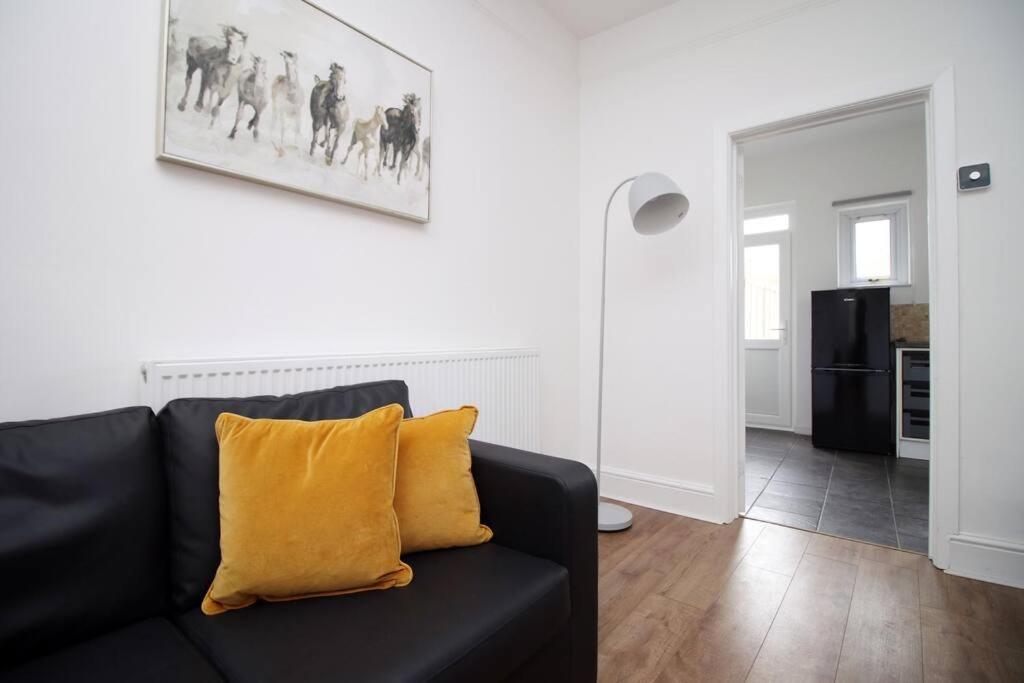 Holiday House For 7 Guests, Free Wi-Fi & Self Check-In Explore Newport Villa Kültér fotó