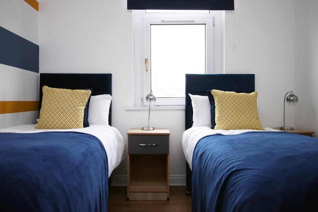 Holiday House For 7 Guests, Free Wi-Fi & Self Check-In Explore Newport Villa Kültér fotó
