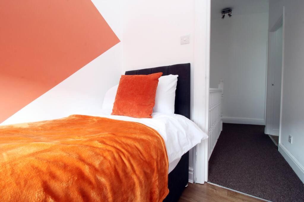 Holiday House For 7 Guests, Free Wi-Fi & Self Check-In Explore Newport Villa Kültér fotó