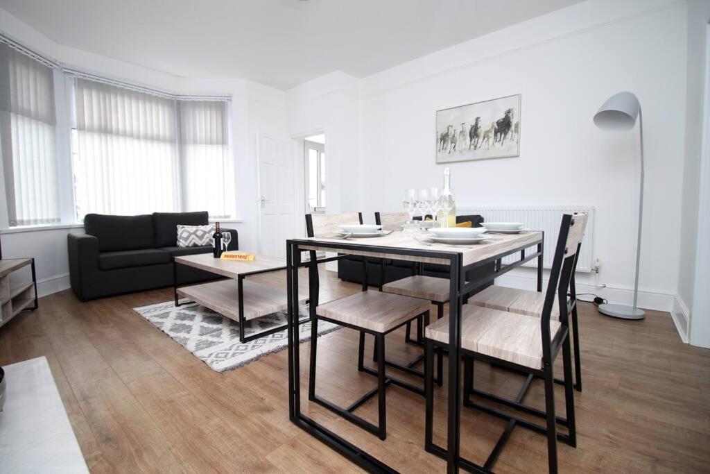 Holiday House For 7 Guests, Free Wi-Fi & Self Check-In Explore Newport Villa Kültér fotó
