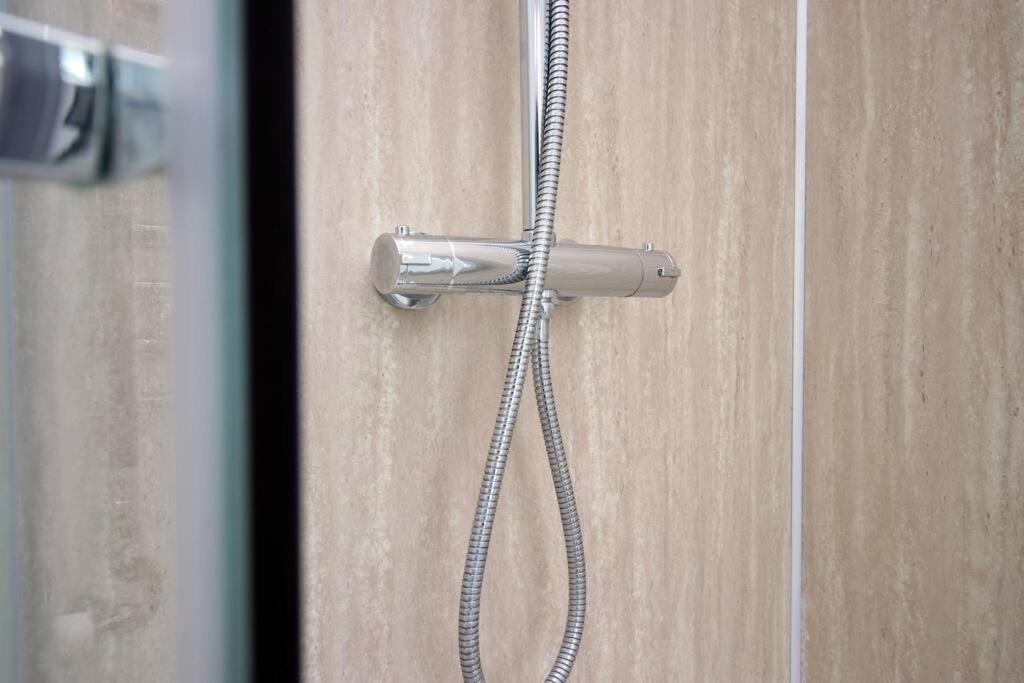 Holiday House For 7 Guests, Free Wi-Fi & Self Check-In Explore Newport Villa Kültér fotó