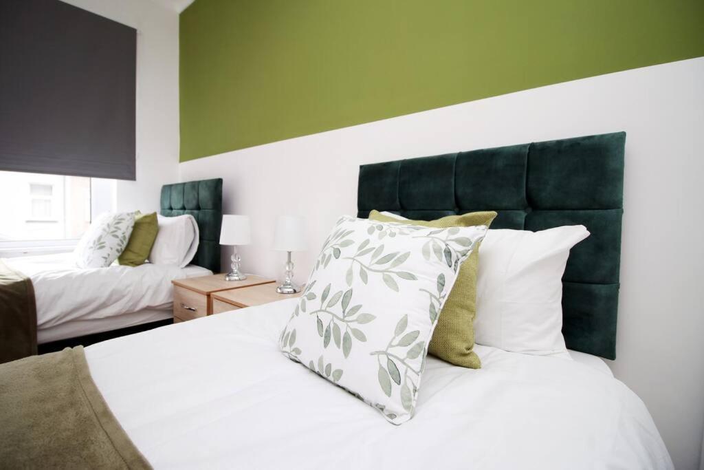 Holiday House For 7 Guests, Free Wi-Fi & Self Check-In Explore Newport Villa Kültér fotó