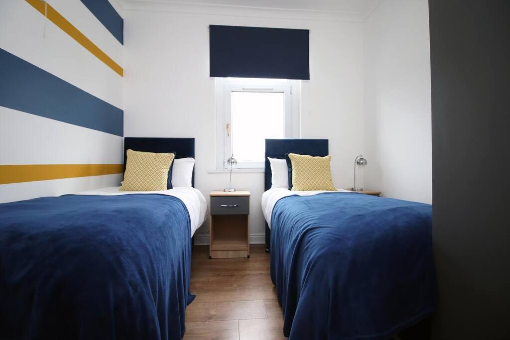 Holiday House For 7 Guests, Free Wi-Fi & Self Check-In Explore Newport Villa Kültér fotó